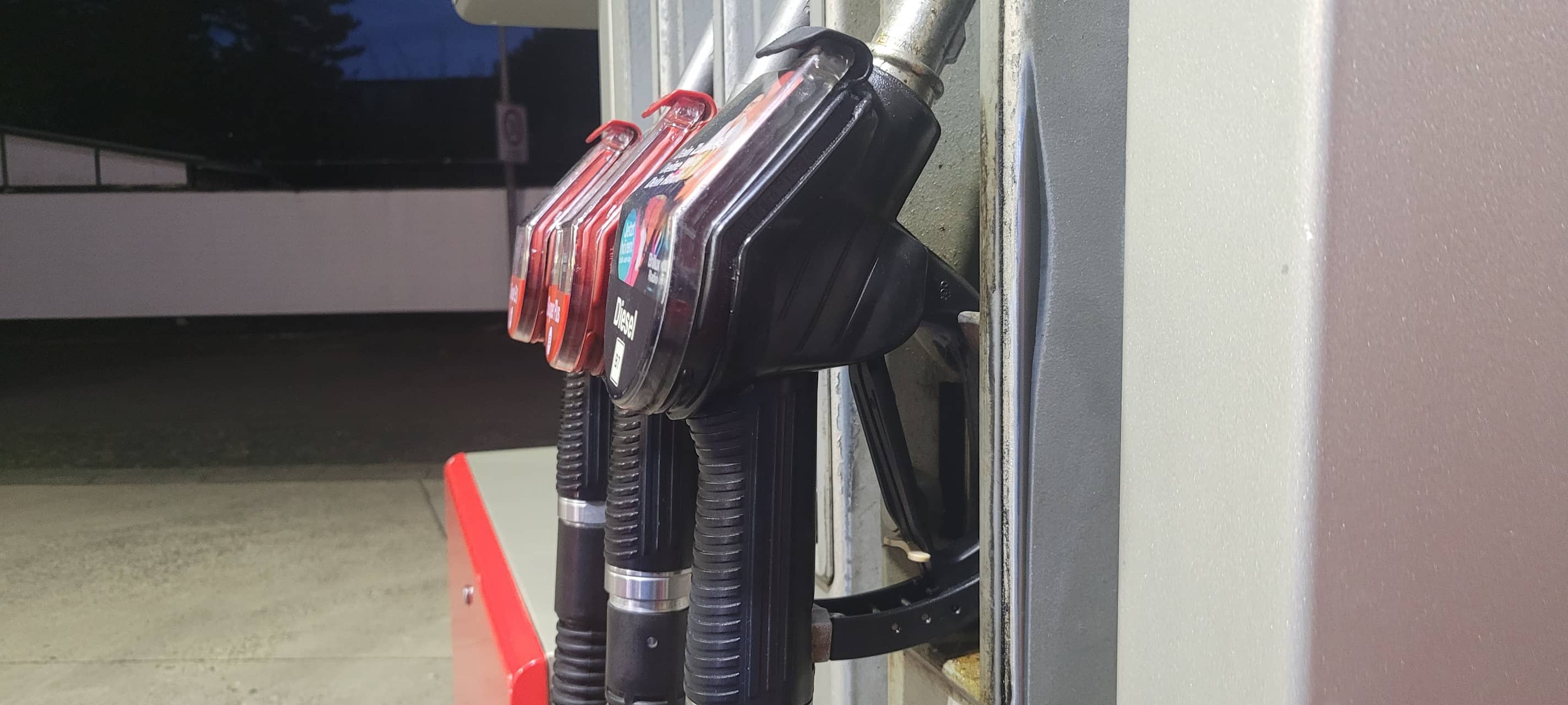 Erste Kölner Tankstellen melden Engpässe beim Sprit