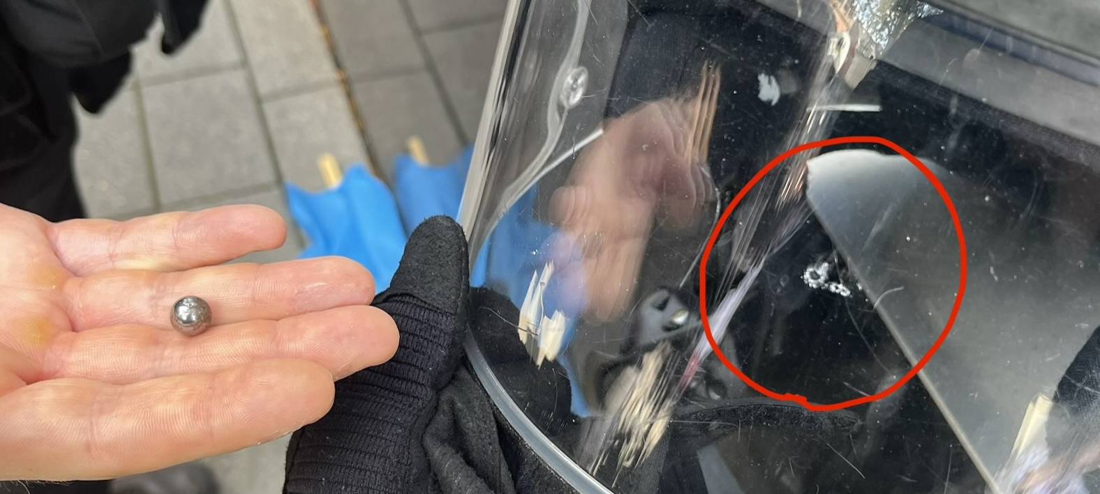 Demo eskaliert: Teilnehmende greifen Polizeikräfte an