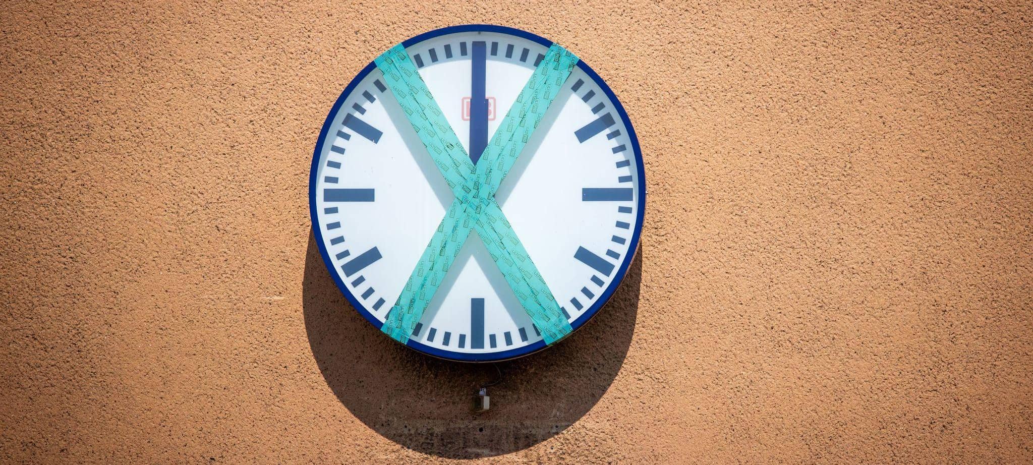 Eine Wanduhr ist mit Tape abgeklebt